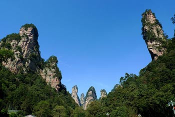 張家界國家森林公園、黃龍洞、天門山、鳳凰古城純玩五日游